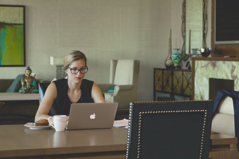 Mujer joven trabajando frente a un ordenador Apple iMac